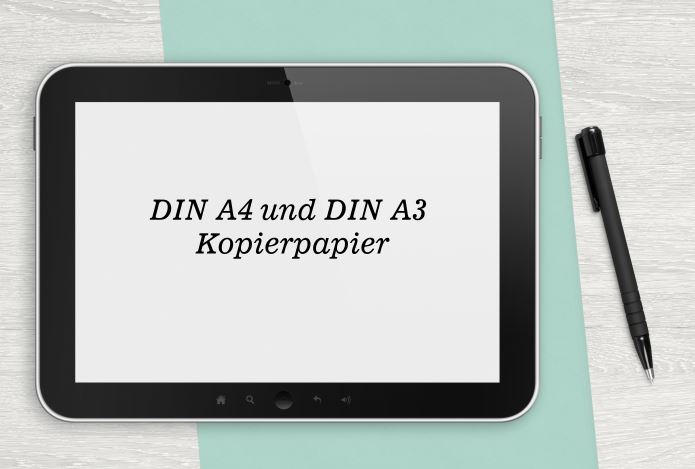 Ein Tablet liegt auf einem mintgrünen Papier. Auf dem Tablet steht in schwarzer Schrift vor weißem Hintergrund das Wort DIN A4 und DIN A3 Kopierpapier.