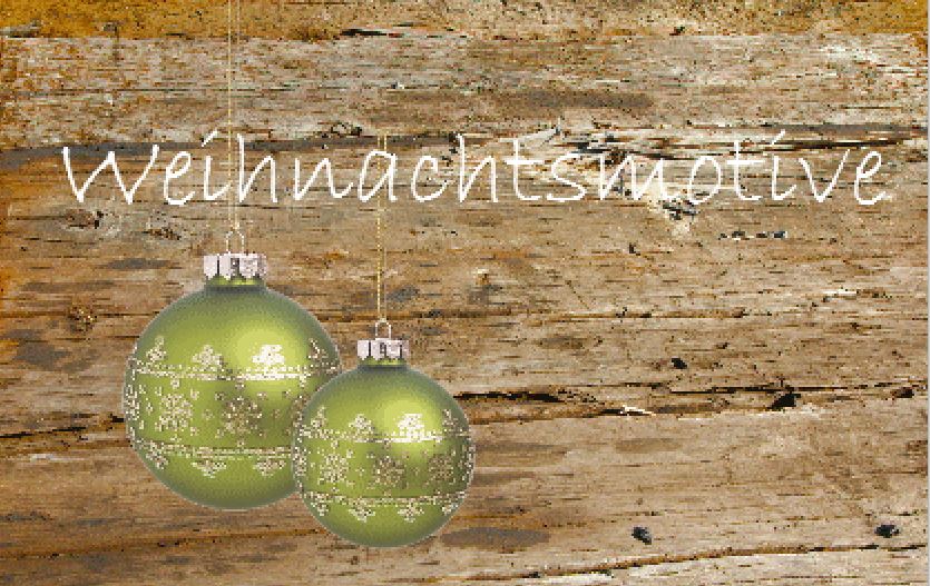 Zwei grüne, mit goldschmuck verzierte Weihnachtskugeln, hängen vor einem braunen Holzbrett. Auf dem Holzbrett steht das Wort Weihnachtsmotive.